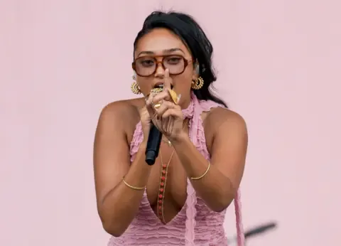 The singer-songwriter Embracing Perfectionism – Her Music Grows Stronger for It